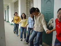 2007-04-10协会成员为活动节目(排练舞蹈）做准备