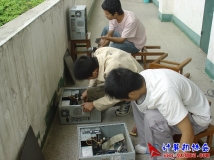 2006-04-15计协成员协助老师维护机房电脑（03）