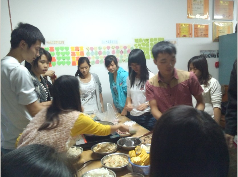 2012—2013第1学期组策部在协会办公室开展打火锅活动