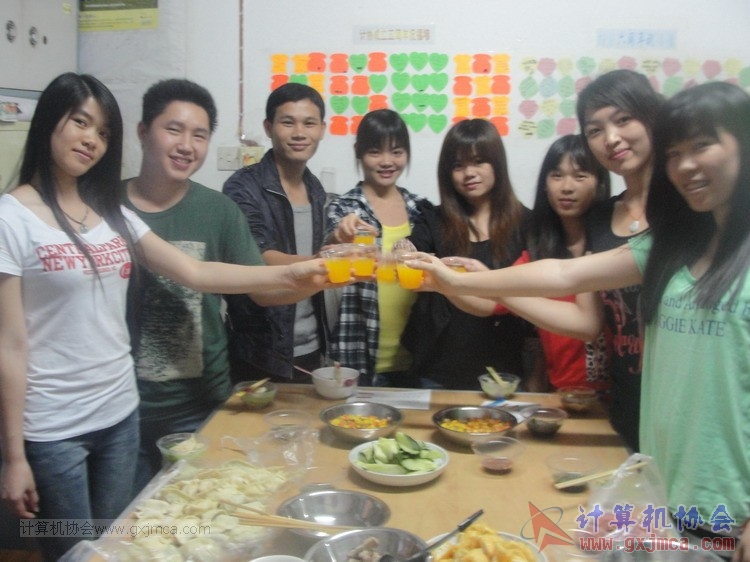 2012--2013年第2学期秘书处办公室包饺子聚餐交流活动