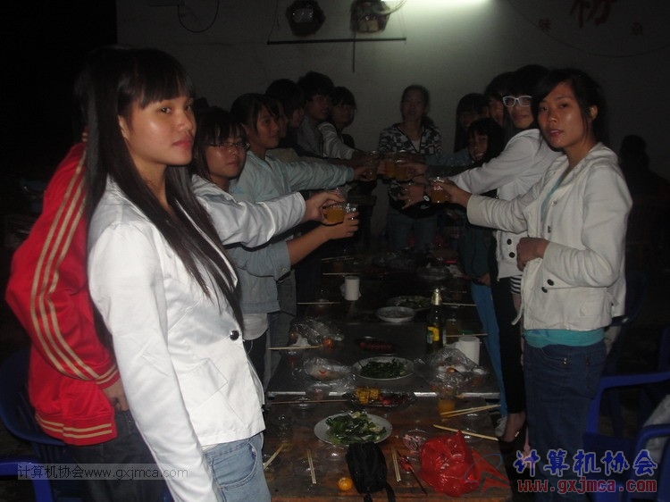 2013-2014第1学期组策部组织昌隆烤鱼交流联谊活动