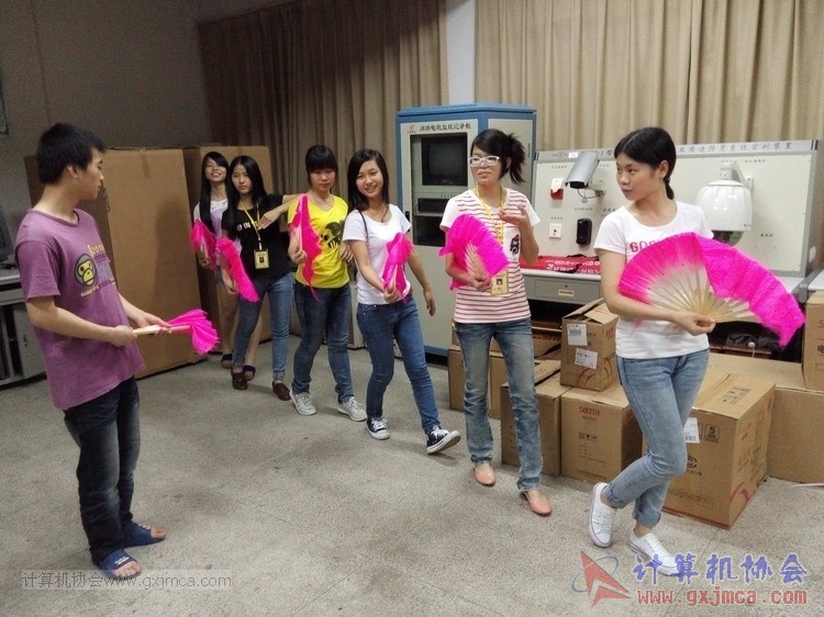 协会参加社团之夜晚会的成员练习舞蹈中（2013-2014第2学期）