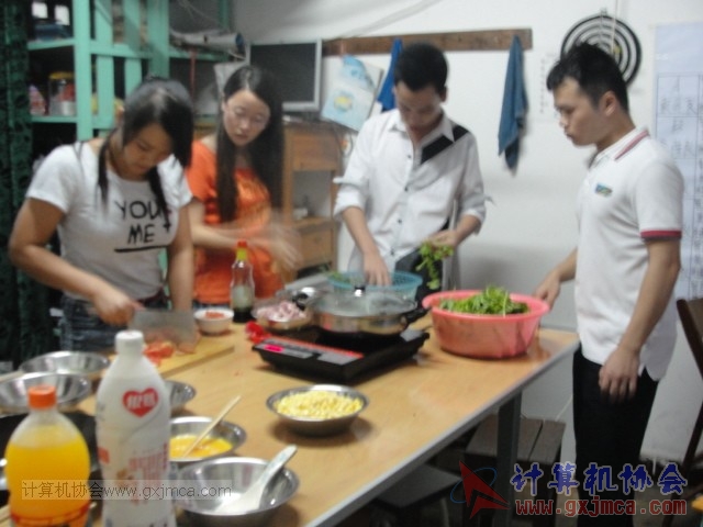 协会网络部组织成员开锅聚餐联谊活动顺利闭幕（2013－2014第2学期）