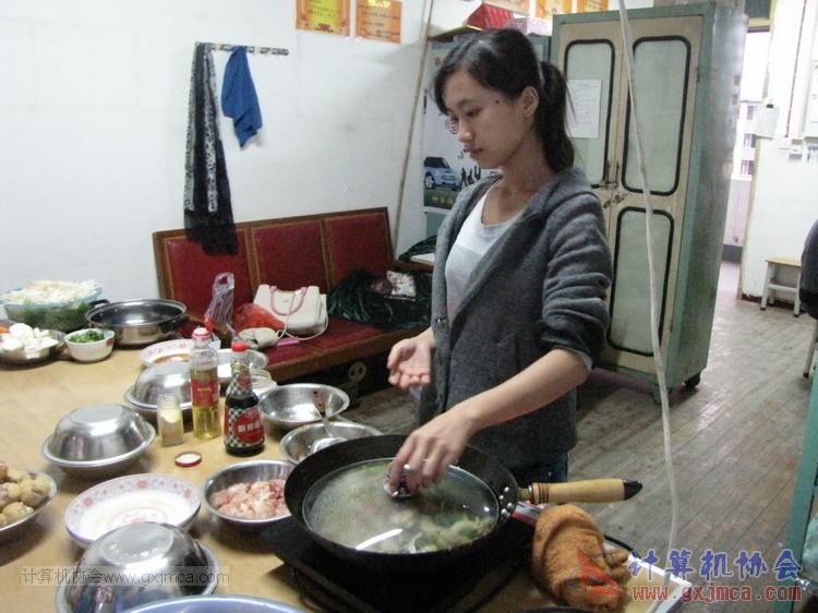 协会秘书处财务部成功开展开锅联谊聚餐活动(2014-2015第1学期)