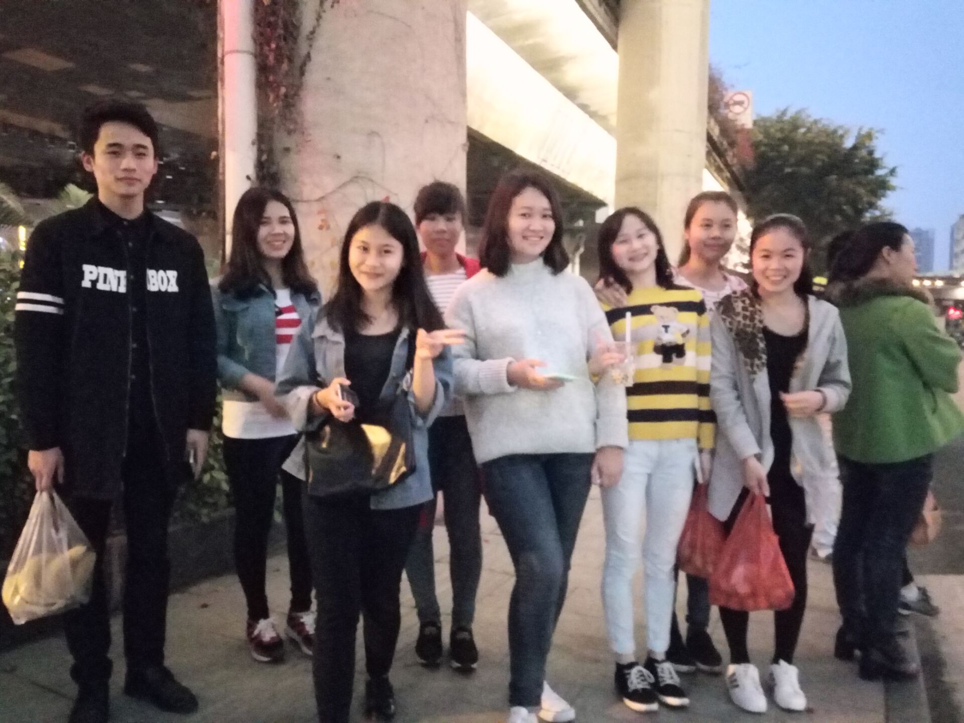 协会秘书处财务部顺利开展南湖公园赏水幕电影联谊活动（（2015-2016第2学期）