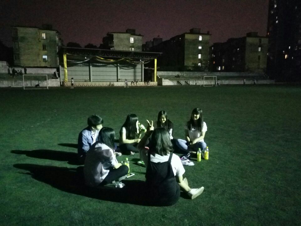 协会秘书处顺利开展足球场交流联谊聚会活动（（2015-2016第2学期）