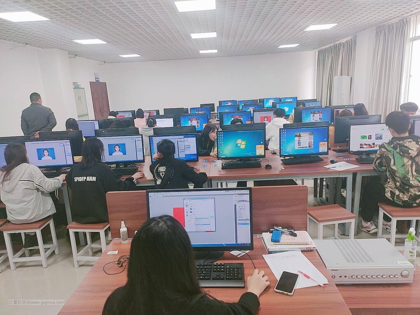 协会开展《图像处理之用Photoshop给证件照换底色》培训活动