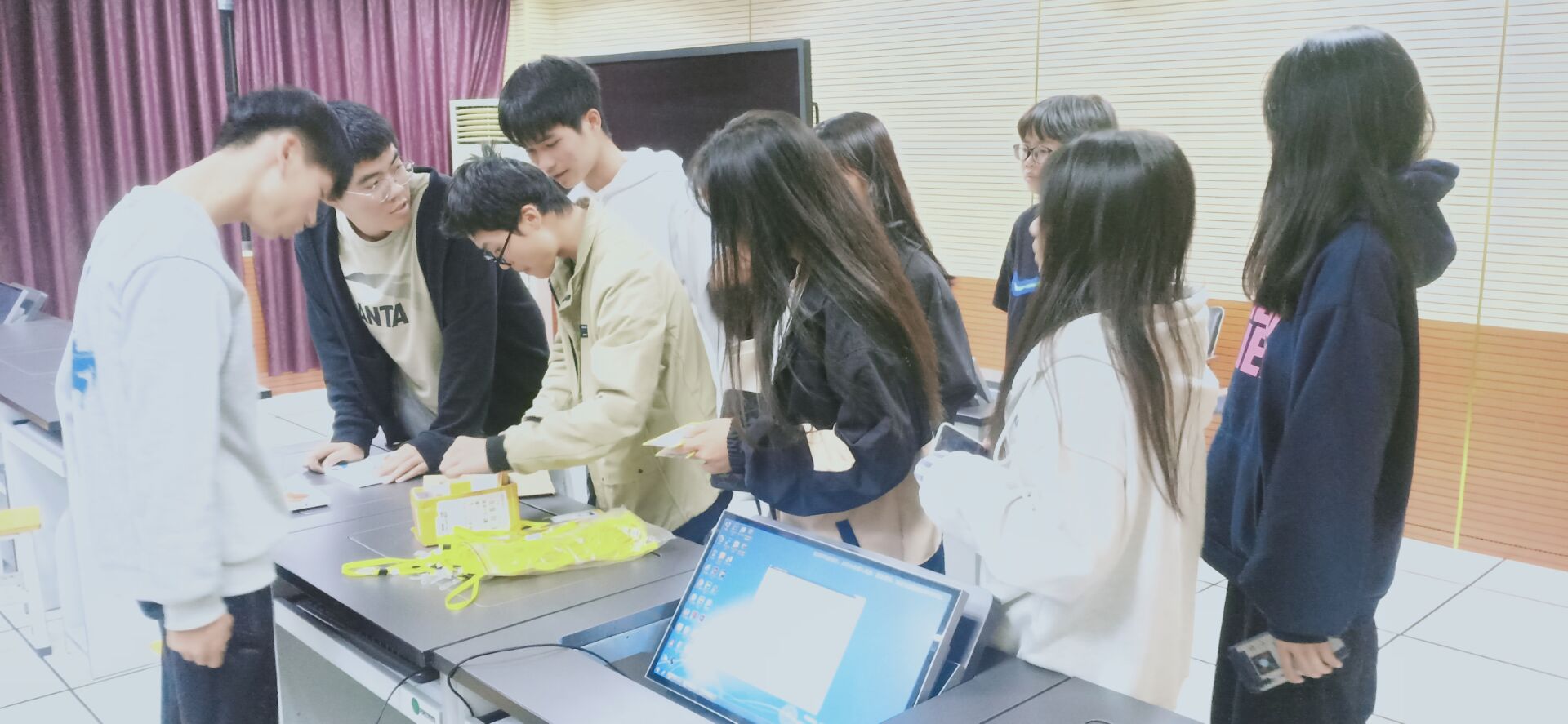 协会分发成员会牌工作进行中